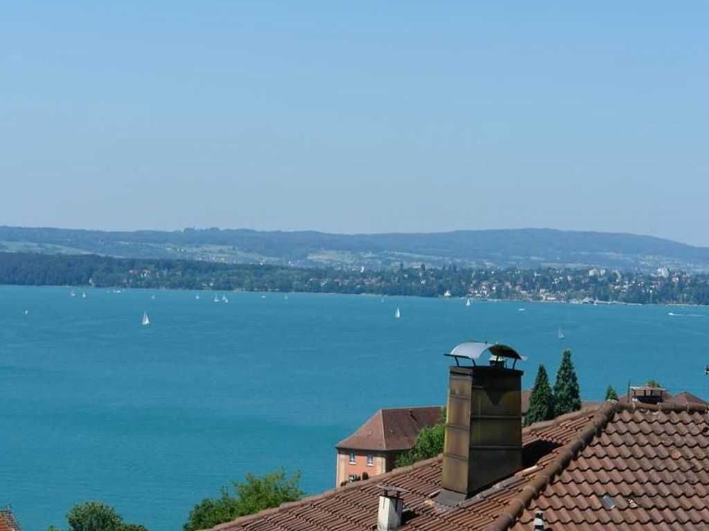 Panoramablick auf den Bodensee und die Altstadt von Meersburg