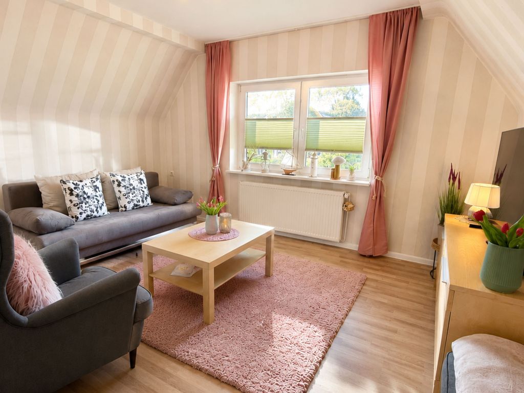 Gemütlicher heller Wohnraum mit Schlafsofa (1,40x2,00m)