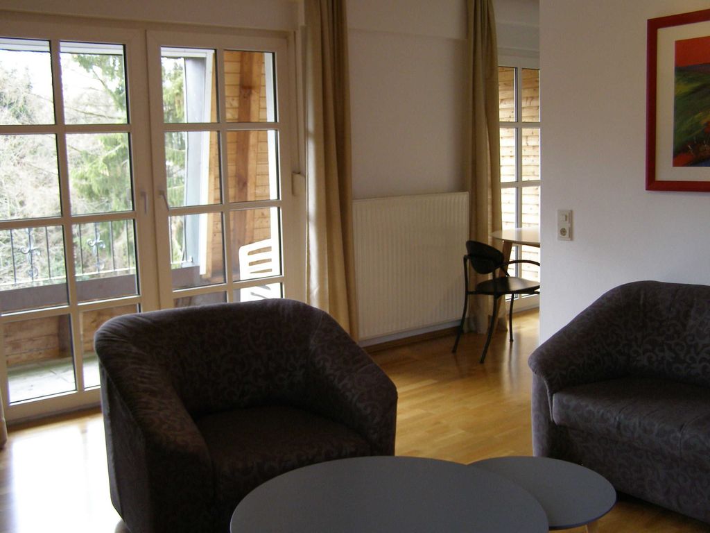 Wohnraum mit Kleinküche und Esstisch
