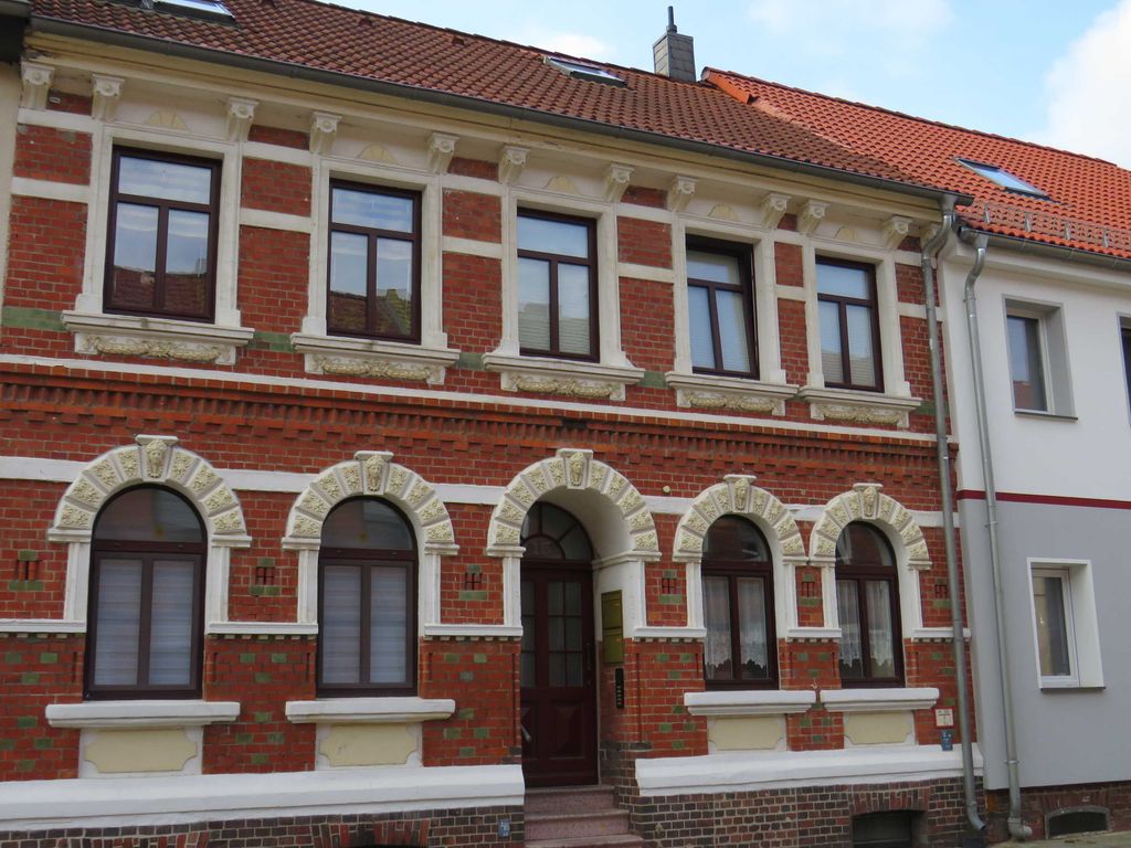 Straßeneingang zum Nebengelass