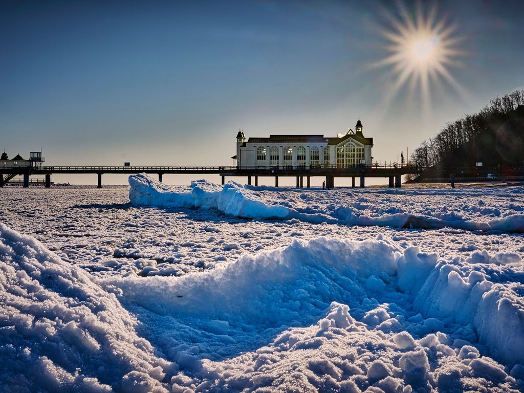 Eiswellen und Blick auf die Seebrücke, die ganzjährig geöffnet ist.