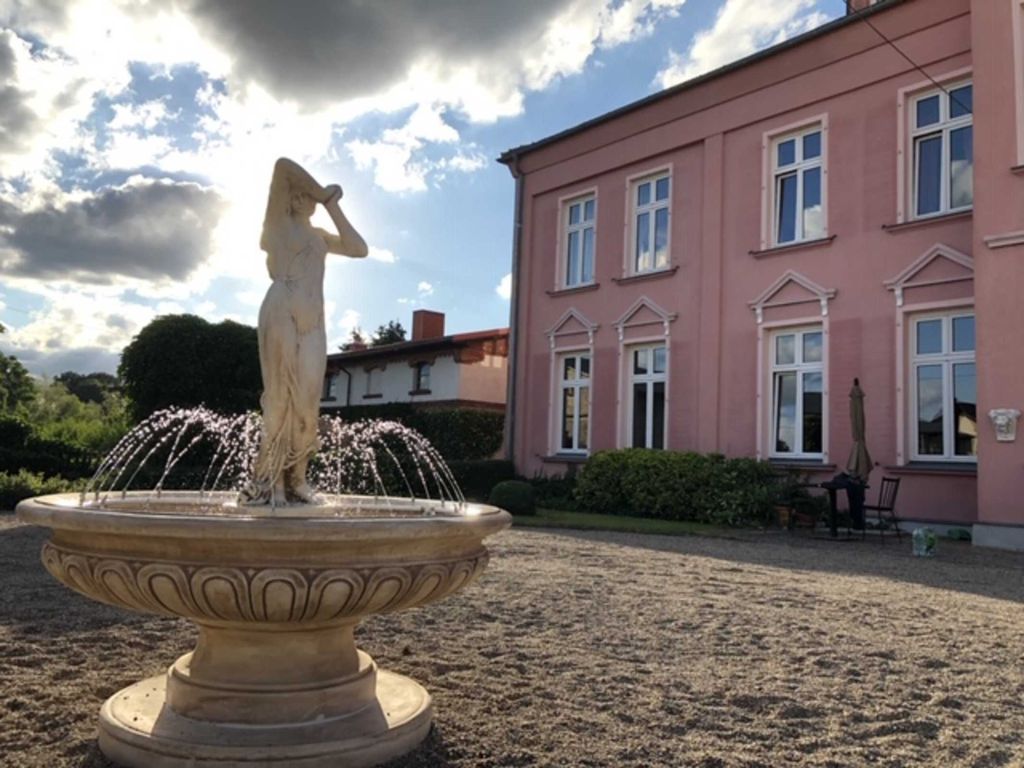 Außenansicht mit Brunnen