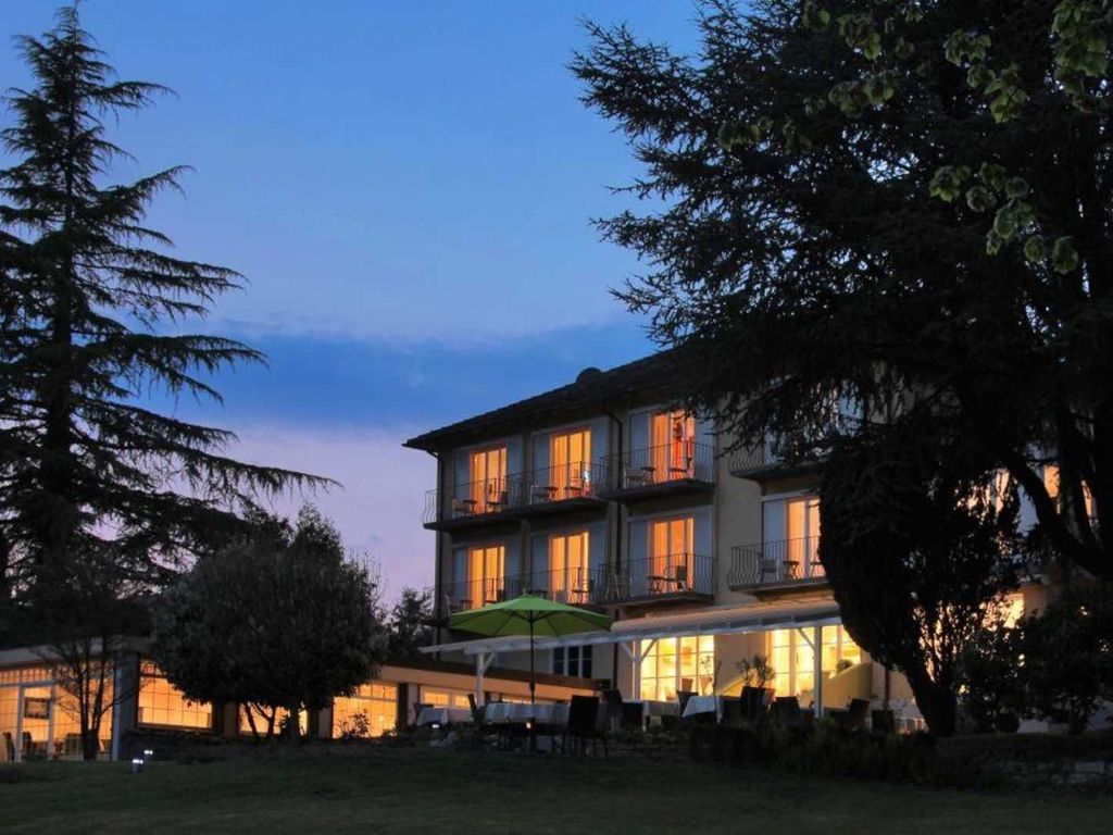 Hotel mit Garten bei Nacht