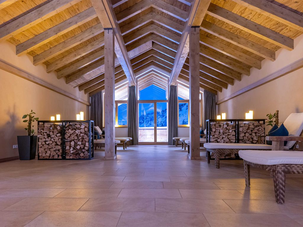 Wohlfühlbereich mit Sauna, Dampfbad und Ruhebereich.
