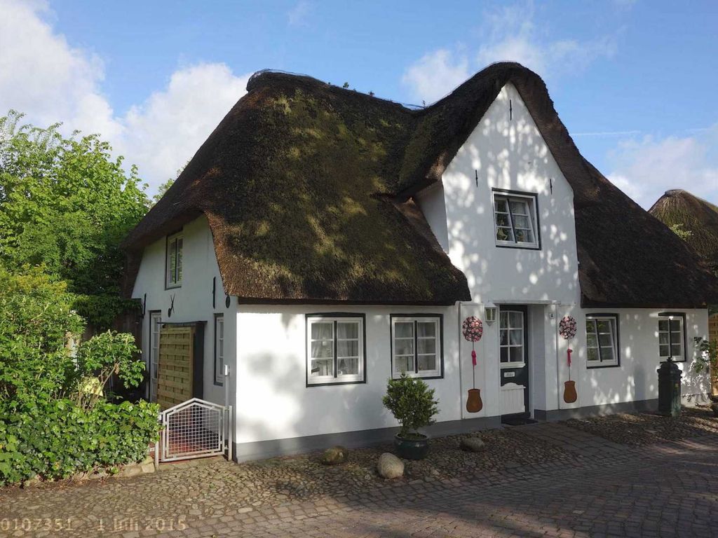 Das reetgedeckte Friesenhaus Bei Millers liegt in der Poststrat 4 in Nieblum, dem schönsten Ort der grünen Insel Föhr. Die Poststrat ist eine kopfstein gepflasterte Nebenstraße im Ortskern. Direkt nebenan liegt die Kurverwaltung Nieblum.###br######br###Das 2 Zimmer Apartment liegt im Erdgeschoss (Wohnraum, Bad) + ersten Stock (Schlafzimmer) des Friesenhauses (die beiden linken Fenster an der Straßen-Seite sowie die Fenster an der linken Haus-Seite)