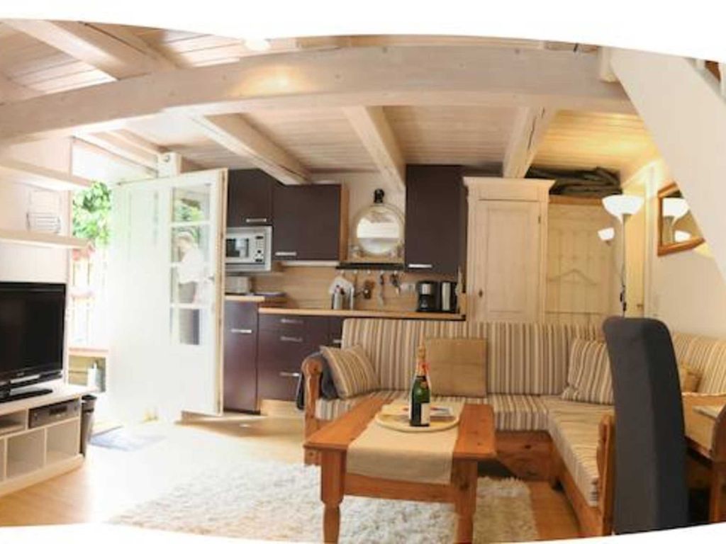 ein Eck-Sofa (mit Fernseher-Blick)