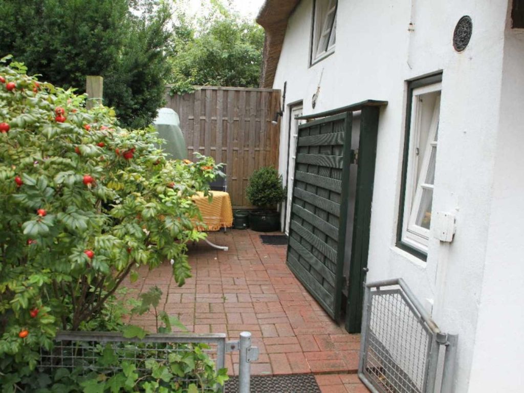 Das Apartment wird über eine kleine eigene Terrasse betreten. Dort steht Ihnen ein Strandkorb zur Verfügung.