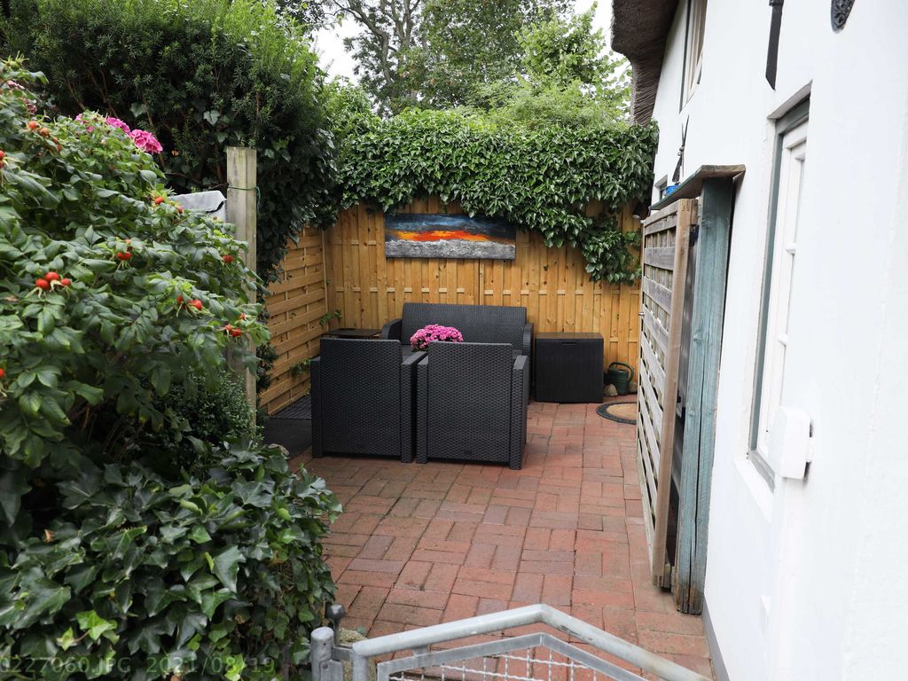Die zum kleine Terrasse.