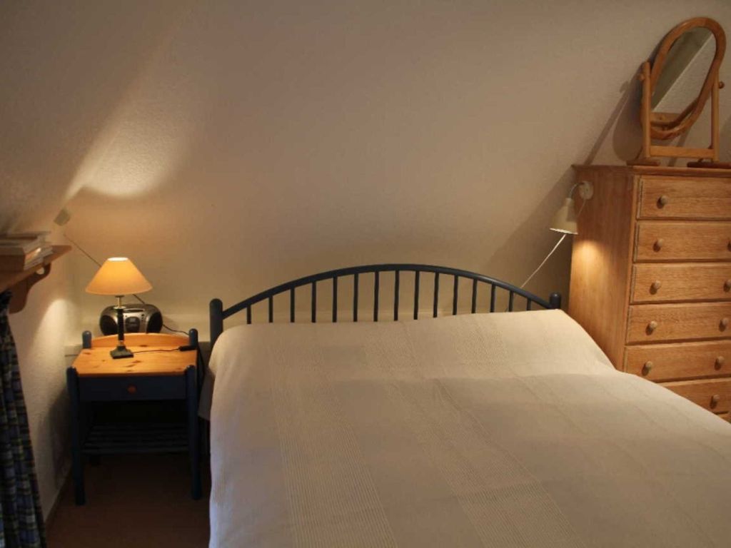 Das Schlafzimmer mit Doppelbett liegt im 1. Stock und ist über eine offene Treppe von Wohn-Raum erreichbar. Im Wohnraum im Erdgeschoss steht Ihnen ein zusätzlichens Klapp-Bett zur Verfügung.