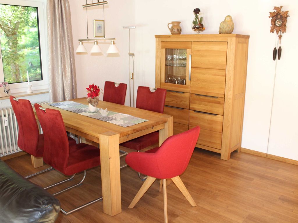 Esszimmer mit gemütlichen Schwingstühle und Drehstuhl