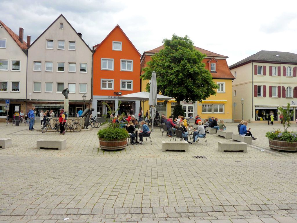 Stadtapartments direkt am Marktplatz mit Eisdiele (rotes Haus)