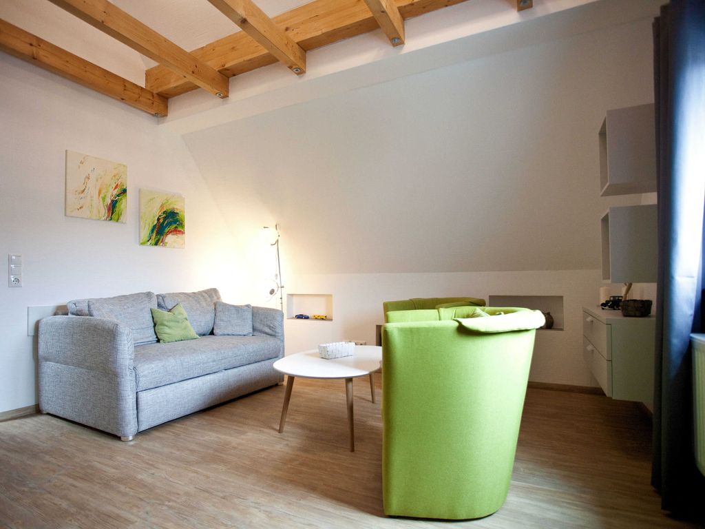 Wohnzimmer, offener Dachbereich u. Schlafcouch