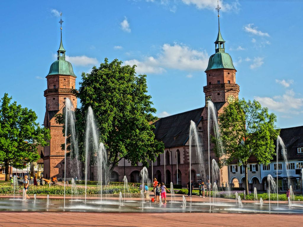 Wasserspiele und Stadtkirche am Marktplatz Freudenstadt