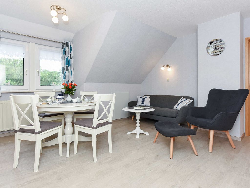 Wohnzimmer mit integriertem Küchenbereich
