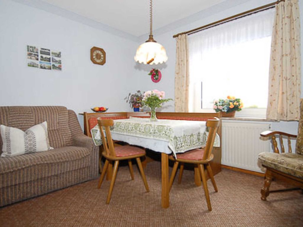 Wohnzimmer mit integriertem Küchenbereich