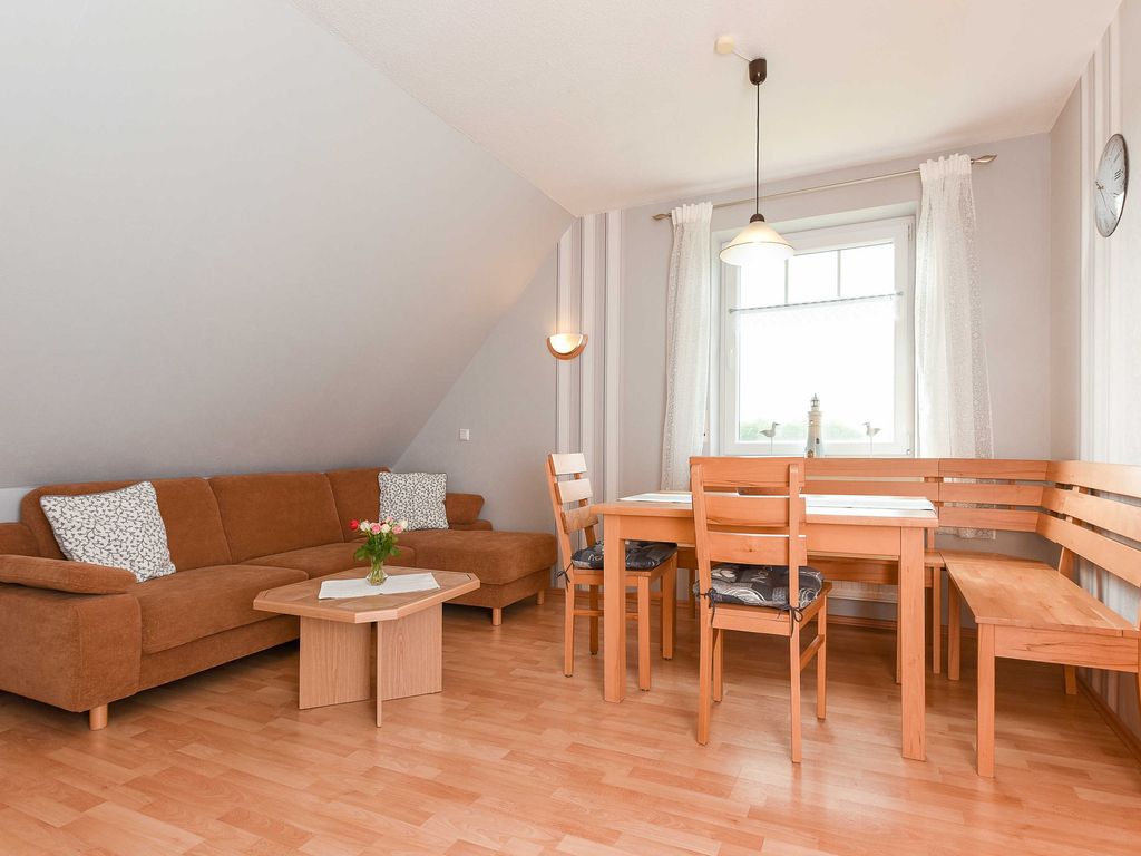 Wohnzimmer mit integriertem Küchenbereich