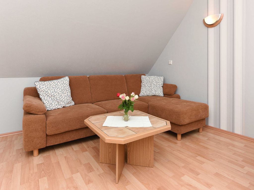 Wohnzimmer mit integriertem Küchenbereich