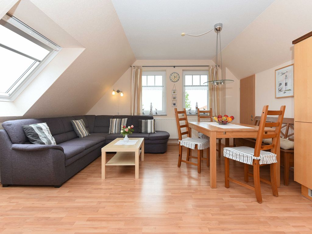 Wohnzimmer mit integriertem Küchenbereich