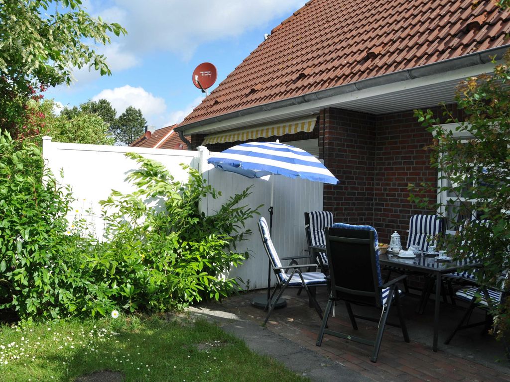 sonnige Terrasse (Südseite) mit Gartenmöbel