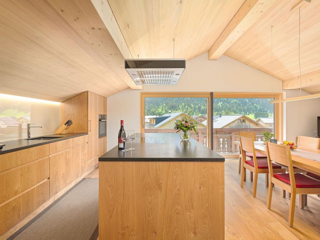 Moderne Küche und Blick auf den eigenen Balkon