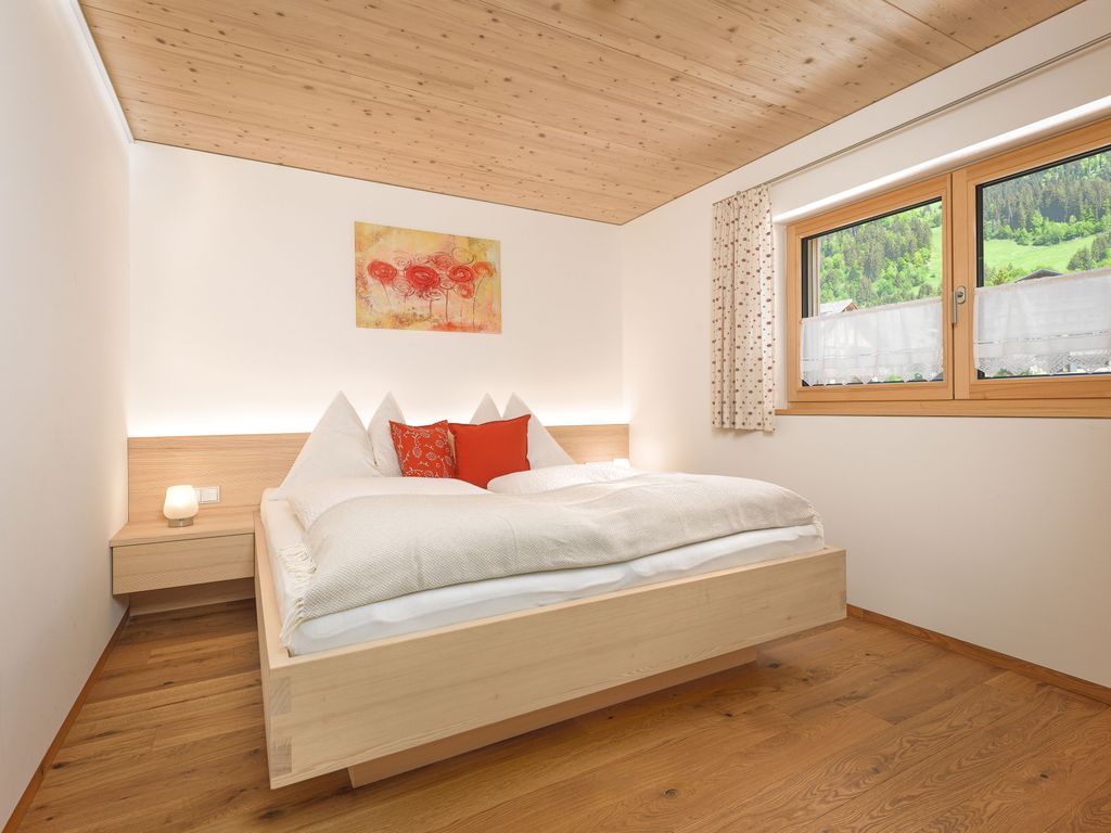 Großes Schlafzimmer mit Doppelbett