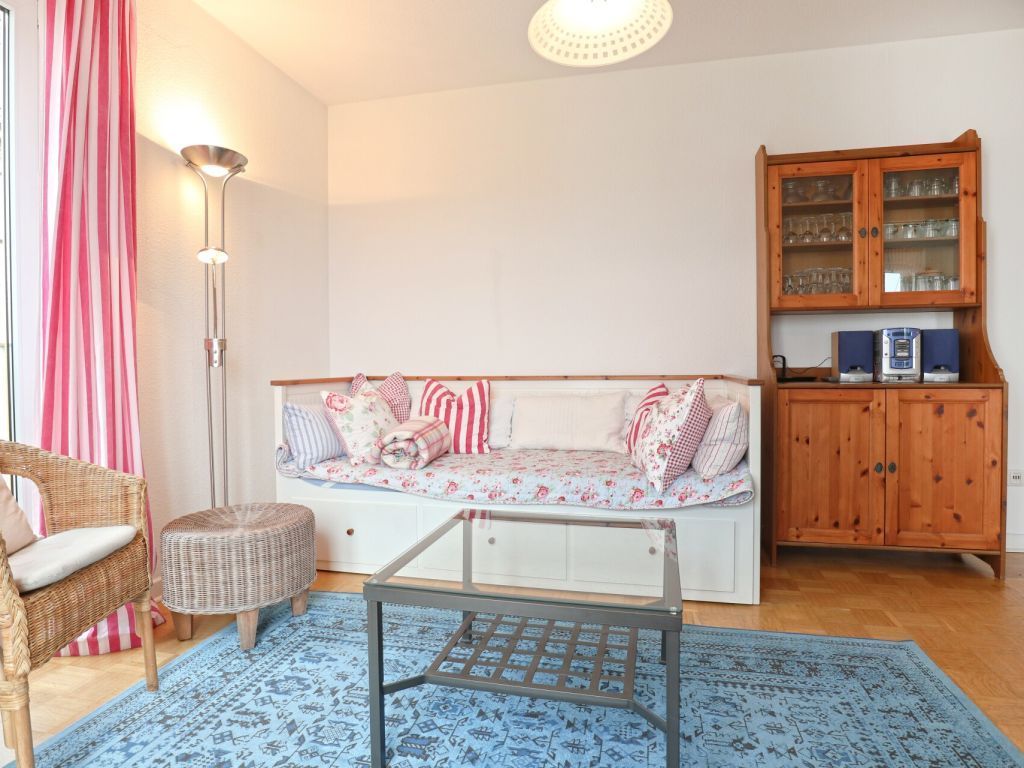 Seeschwalbe Whg. 11/ Albatros - Blick auf den Wohnbereich mit Tagesbett/ Sofa