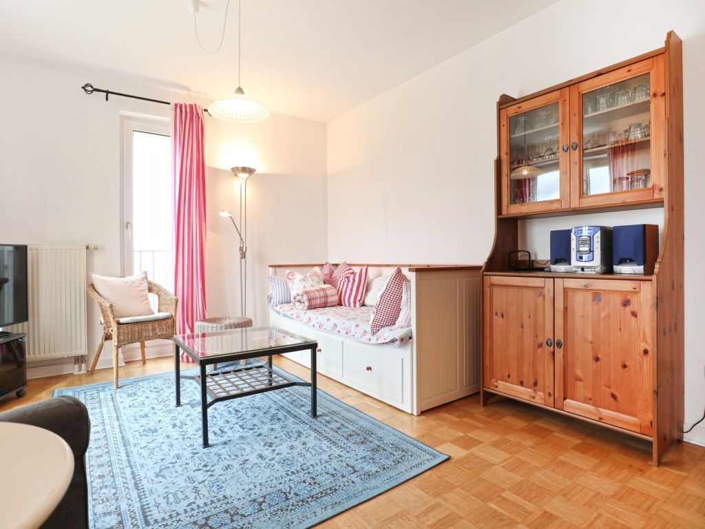 Seeschwalbe Whg. 11/ Albatros - Blick auf den Wohnbereich mit Tagesbett/ Sofa