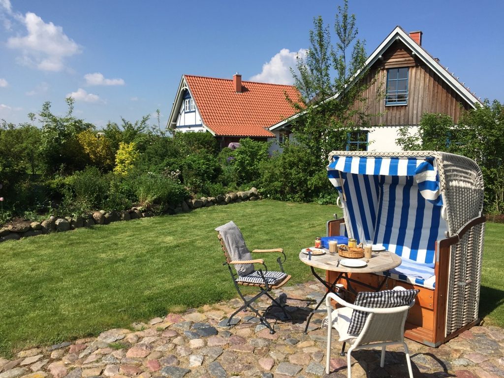 Naturlust - Blick auf die Terrasse mit Strandkorb