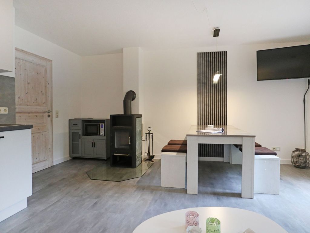 Urlauberdorf 44b - Blick vom Sofa auf den Essbereich mit Kaminofen