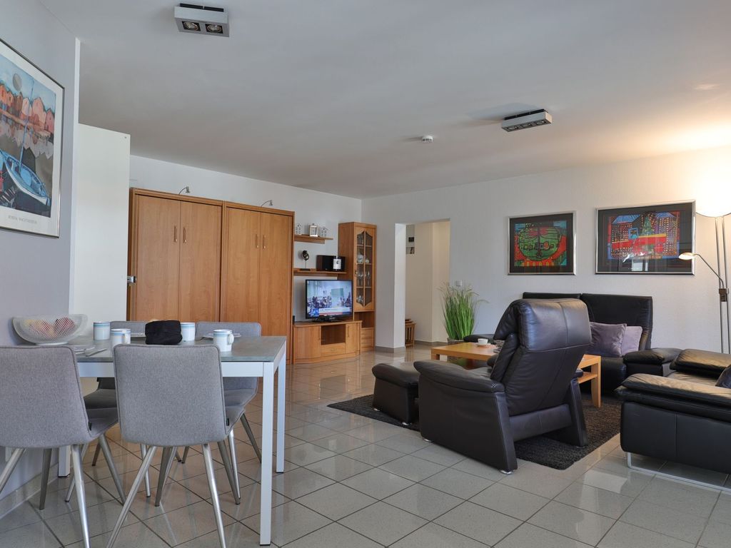Haus am Meer, Whg.06 - Blick in den offenen Wohn-/ Essbereich mit TV