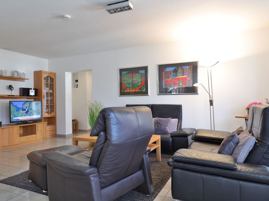 Haus am Meer, Whg.06 - Blick in den offenen Wohn-/ Essbereich mit TV