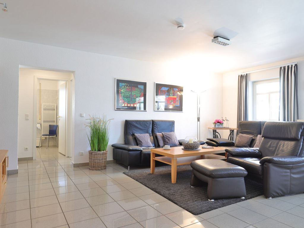 Haus am Meer, Whg.06 - Blick in den offenen Wohnbereich mit TV