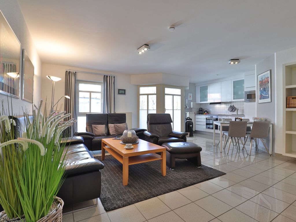 Haus am Meer, Whg.06 - Blick in den offenen Wohn-/ Essbereich mit Balkonzugang