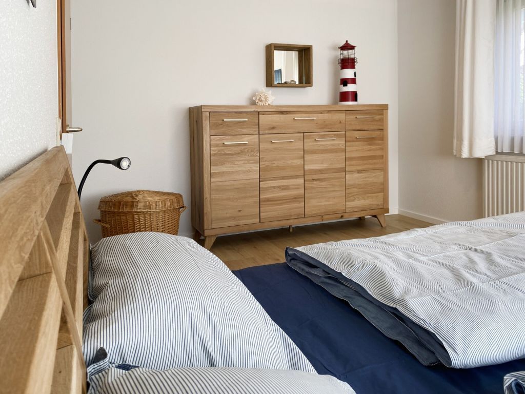 Haus Silbermöwe Whg. SM1 - Blick in das neu renovierte Schlafzimmer (05/2024)