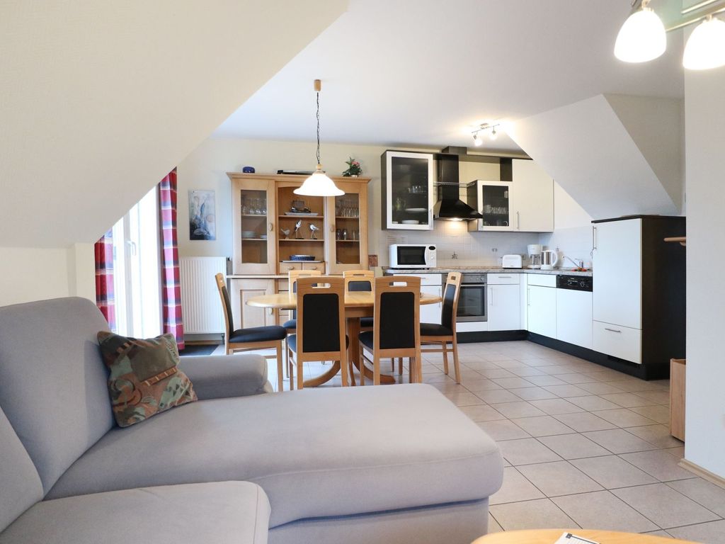 Haus Silbermöwe Whg. SM4 - Blick vom Sofa auf den Essbereich und die Küchenzeile
