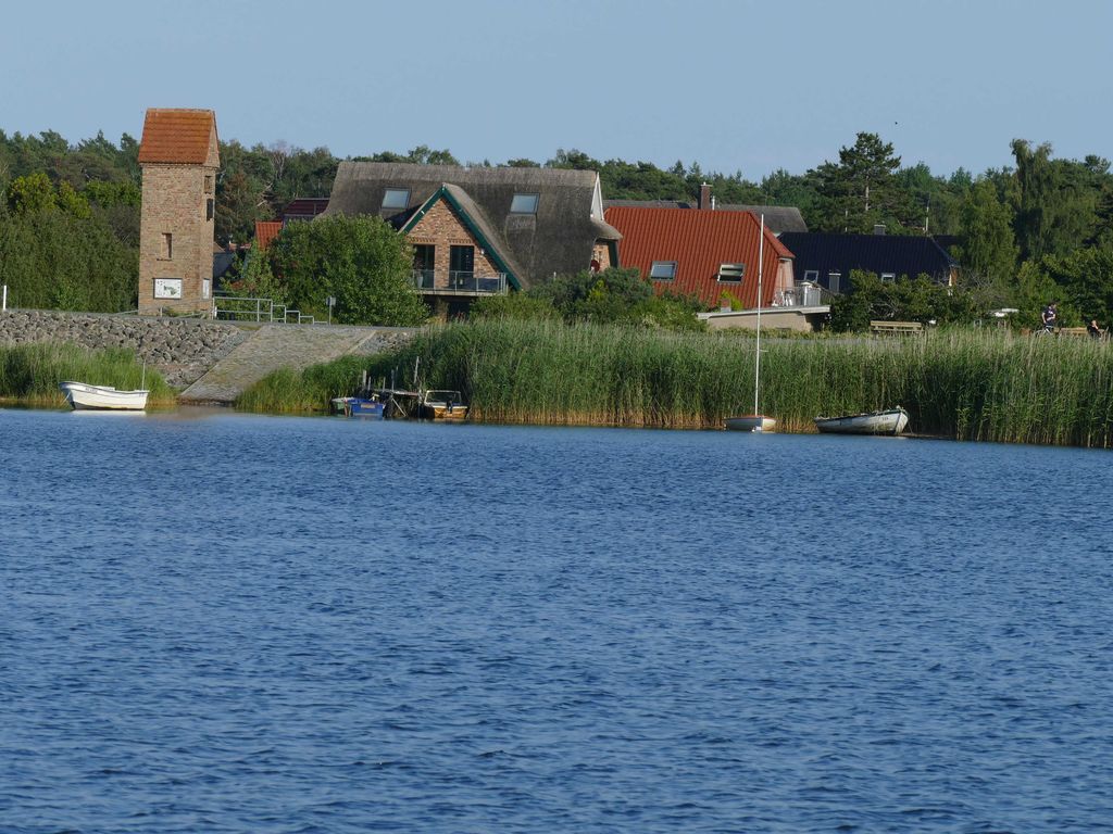 Blick vom Selliner See auf das Ferienhaus Haus am Deich (das 2. Haus mit rotem Dach und geöffnetem Fenster von vorne)
