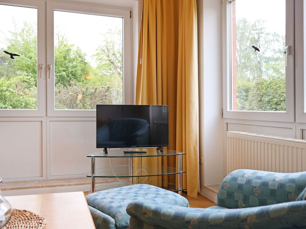 Goosbrink Whg. 22 - Blick auf den TV vom Sofa im Wohnbereich