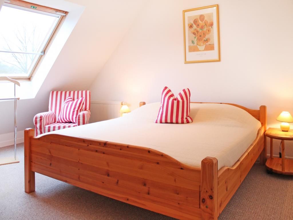 Seeschwalbe Whg.15 - Blick in das Schlafzimmer mit großem Doppelbett