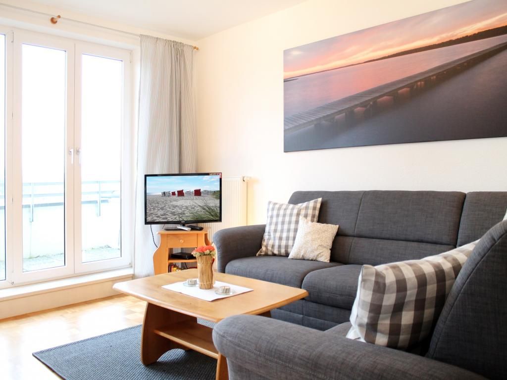Seeschwalbe Whg.15 - Blick auf den Wohnbereich und den Fernseher