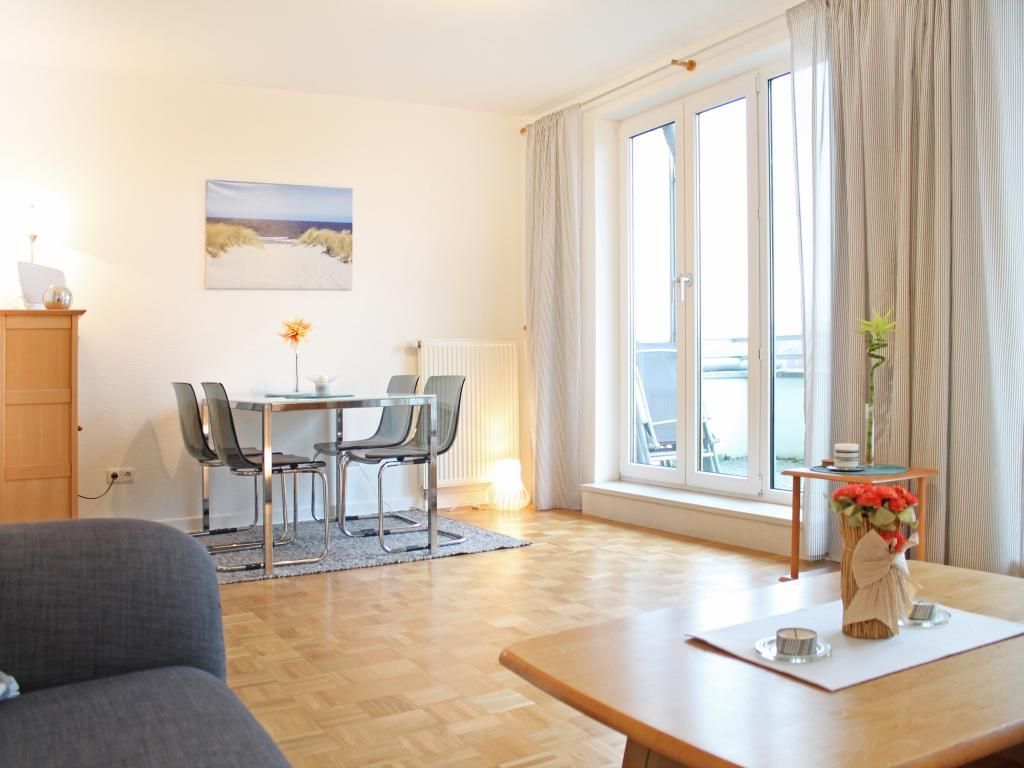 Seeschwalbe Whg.15 - Blick vom Sofa auf den Essbereich mit Zugang auf den Balkon
