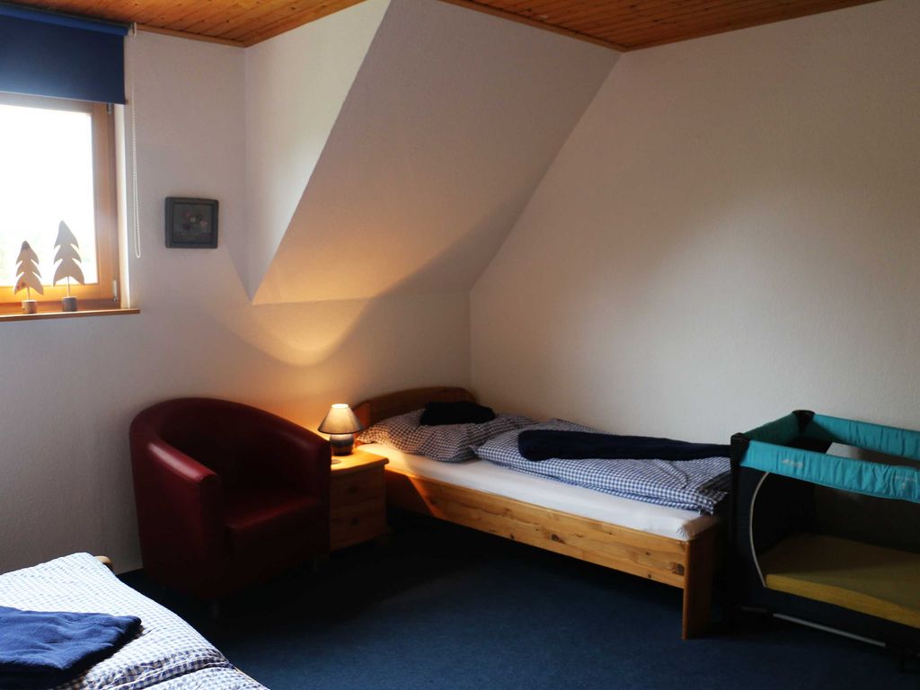 Einzelbett und Babybett im Schlafzimmer