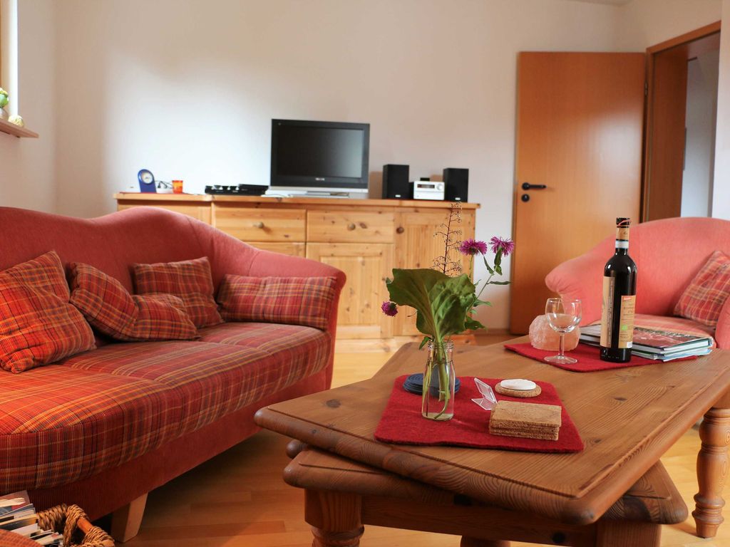 Gemütliches Wohnzimmer mit Flat-TV