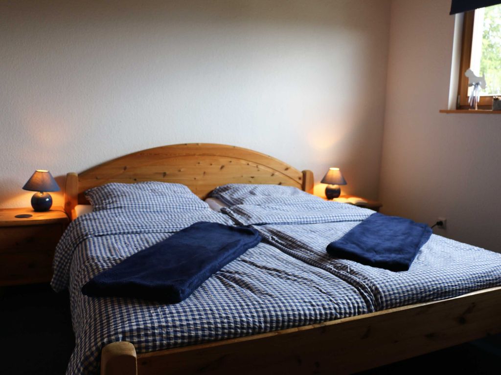 Doppelbett im Schlafzimmer mit Einzelbett und Babybett