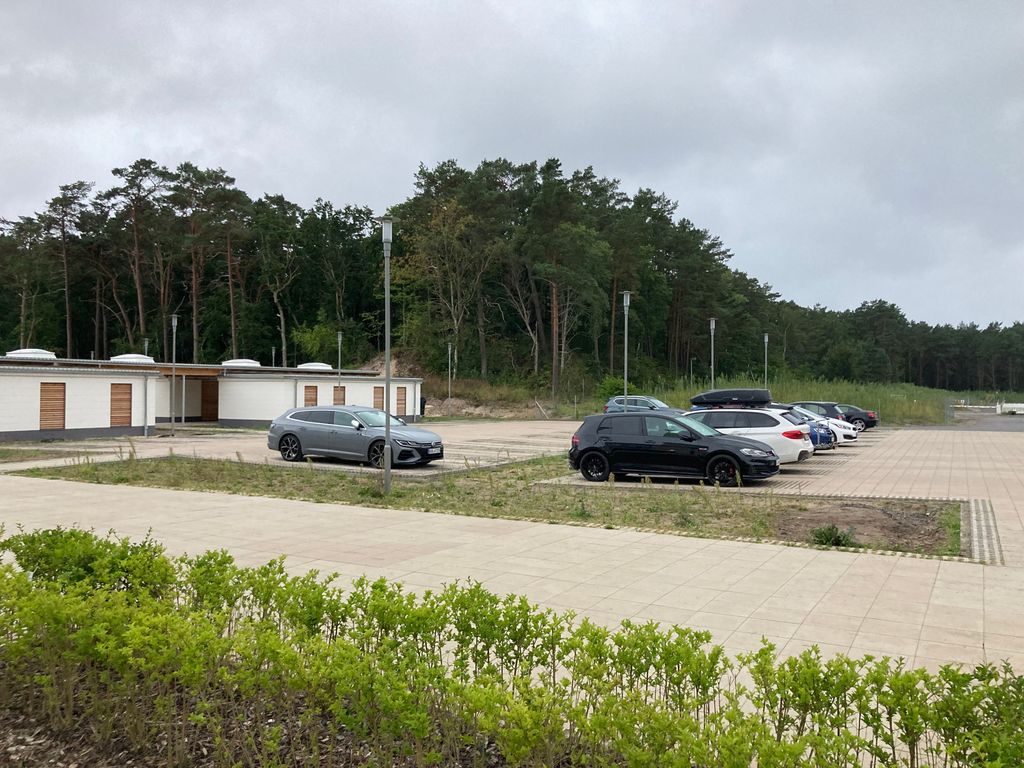Parkplatz mit e-Ladesäule