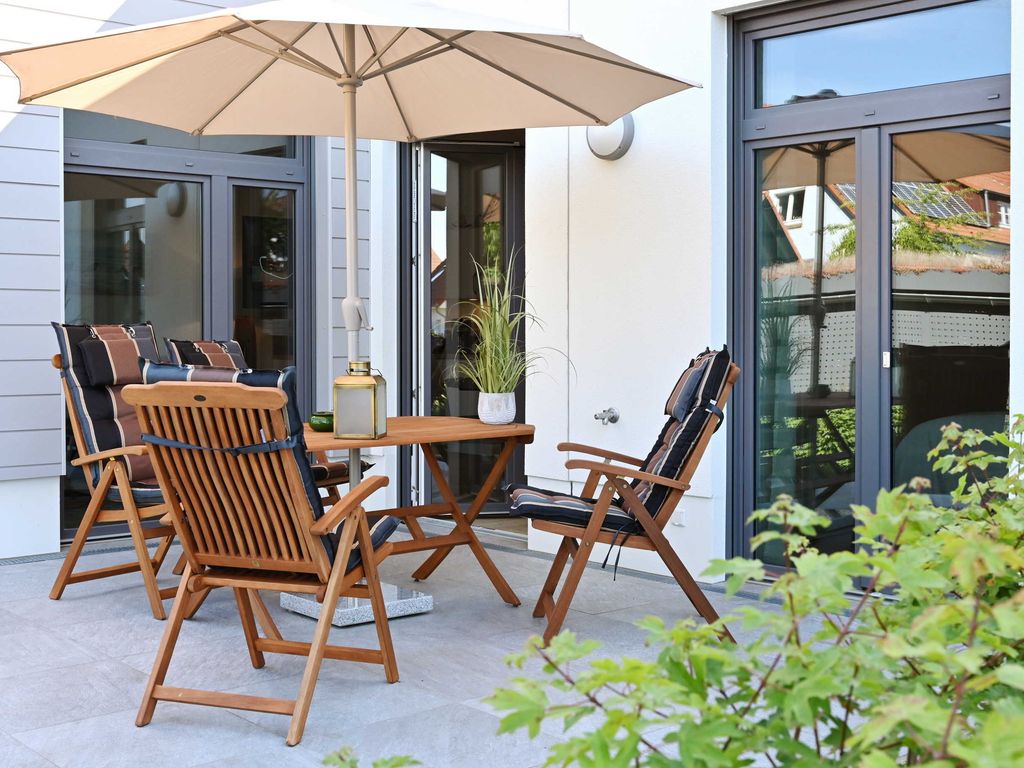 Terrasse mit Gartenmöbeln