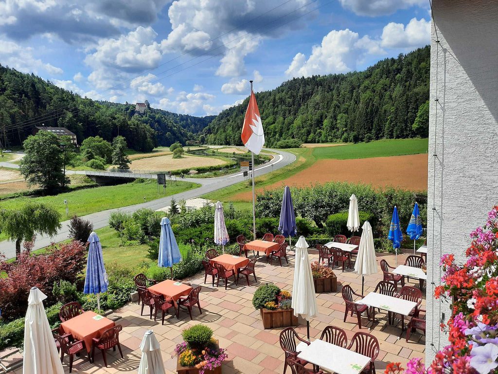 Unsere Sonnenterrasse mit Blick auf Burg Rabeneck