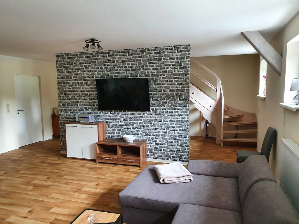 Gemütliche Wohnlandschaft mit großem TV