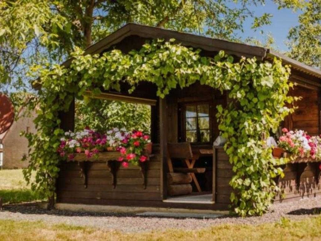 Gartenhaus mit Sitzbank