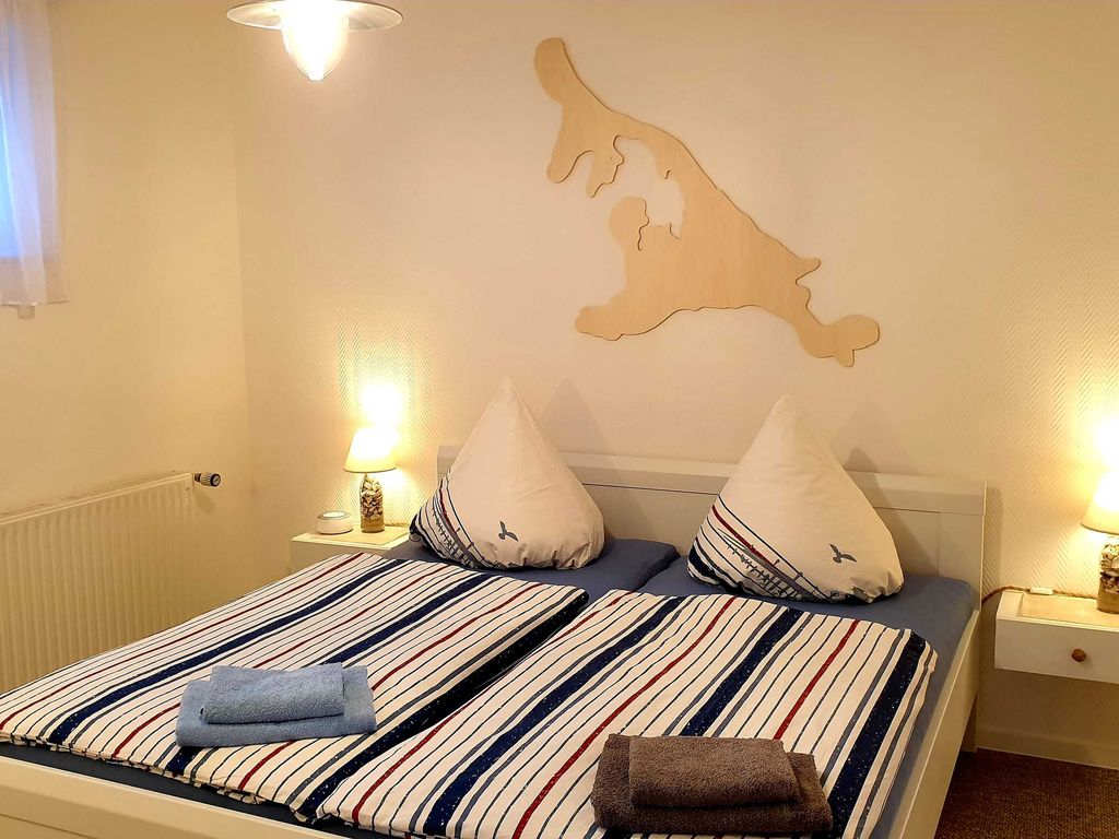 Schlafzimmer mit Doppelbett und Kleiderschrank