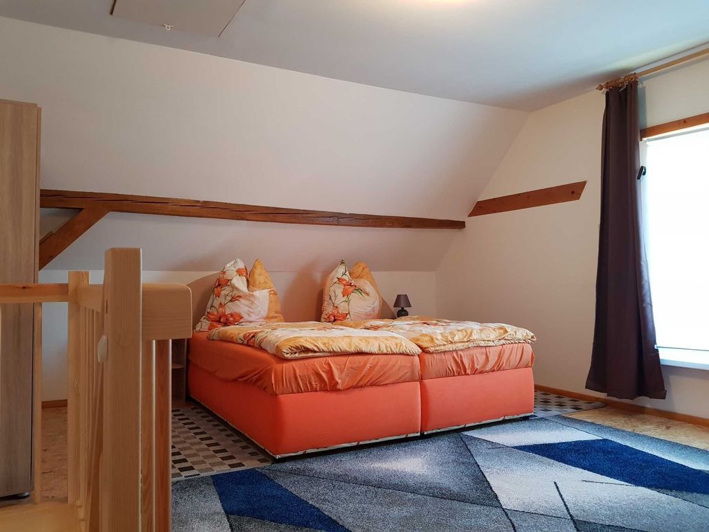 Schlafzimmer mit Etagenbett und Doppelbett
